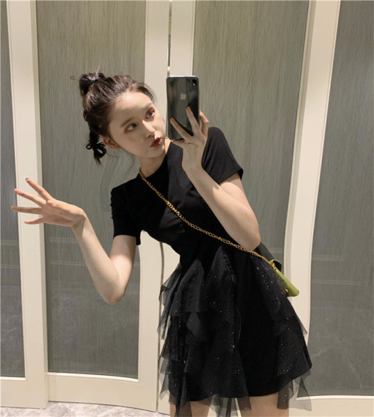 Rövid, női ruhához illeszkedő modell ovális nyakkivágással és tüllvel