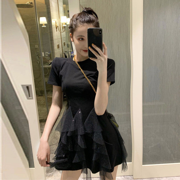 Rövid, női ruhához illeszkedő modell ovális nyakkivágással és tüllvel