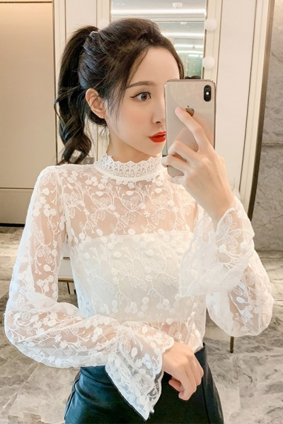 Stílusos női blúz alacsony gallérral és hosszú ujjal