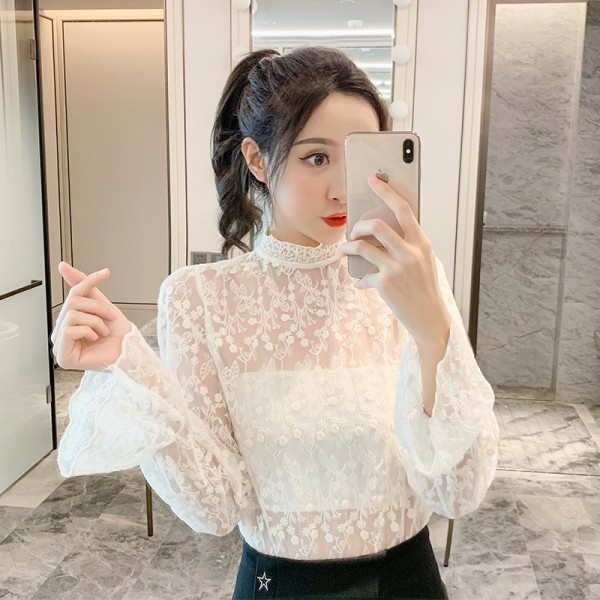 Stílusos női blúz alacsony gallérral és hosszú ujjal