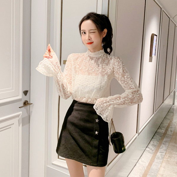 Stílusos női blúz alacsony gallérral és hosszú ujjal