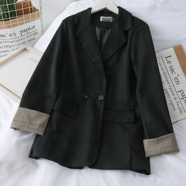 Stílusos női kabát kockás béléssel az ujján