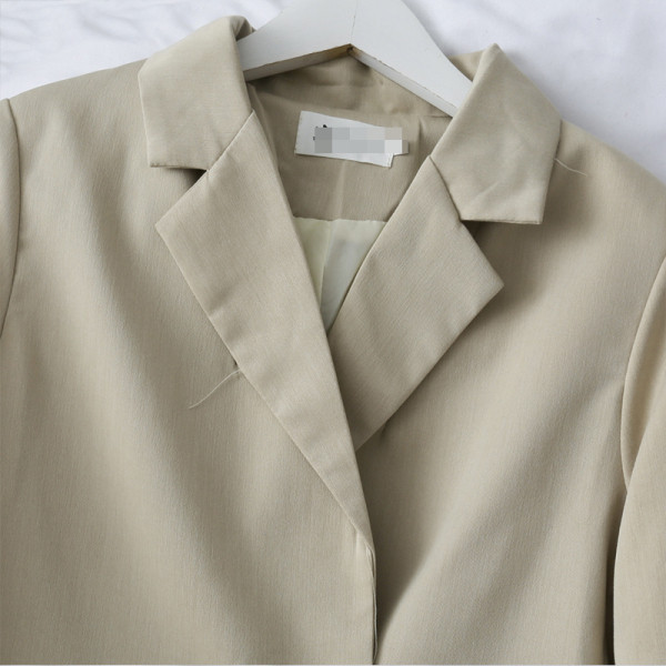 Stílusos női kabát kockás béléssel az ujján