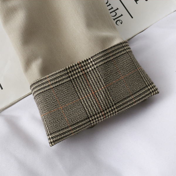 Stílusos női kabát kockás béléssel az ujján