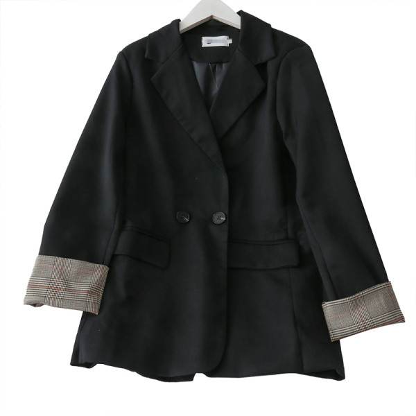 Stílusos női kabát kockás béléssel az ujján