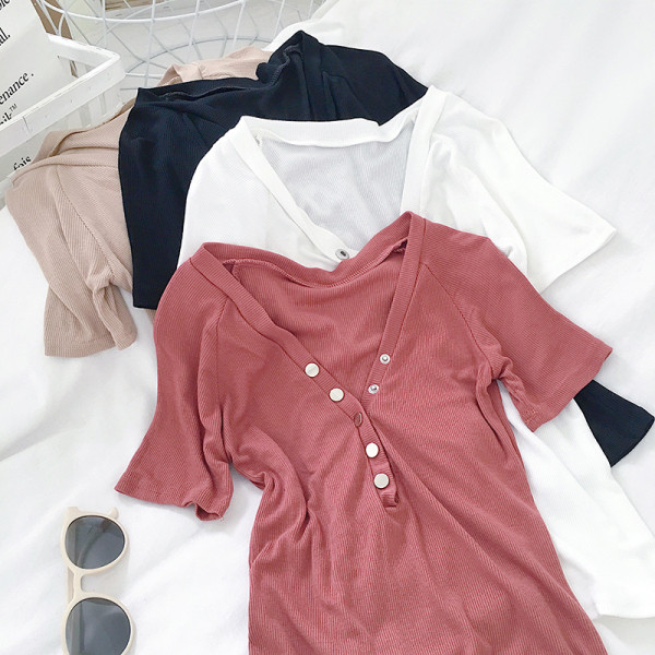 Női póló rövid ujjal, spitz nyakkivágással gombokkal