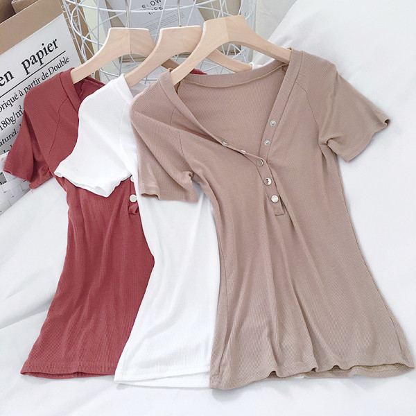 Női póló rövid ujjal, spitz nyakkivágással gombokkal