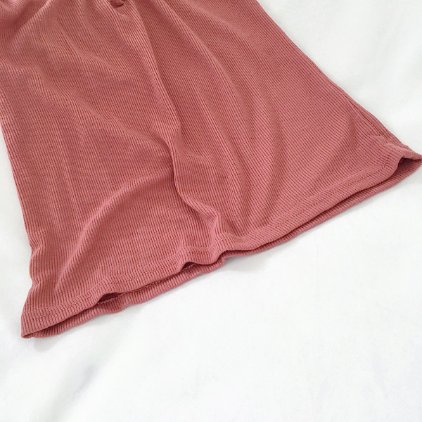 Női póló rövid ujjal, spitz nyakkivágással gombokkal