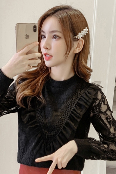 Aktuális női blúz csipkével és fürtökkel