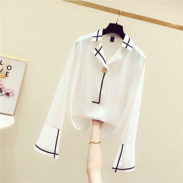 Stílusos női ing spitz nyakkivágással és széles ujjú fehér színben