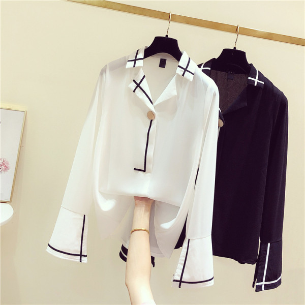 Stílusos női ing spitz nyakkivágással és széles ujjú fehér színben