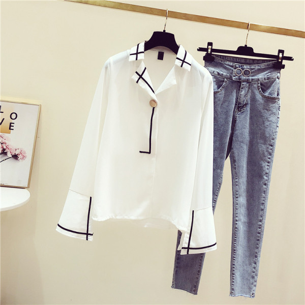 Stílusos női ing spitz nyakkivágással és széles ujjú fehér színben