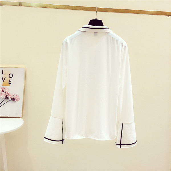 Stílusos női ing spitz nyakkivágással és széles ujjú fehér színben