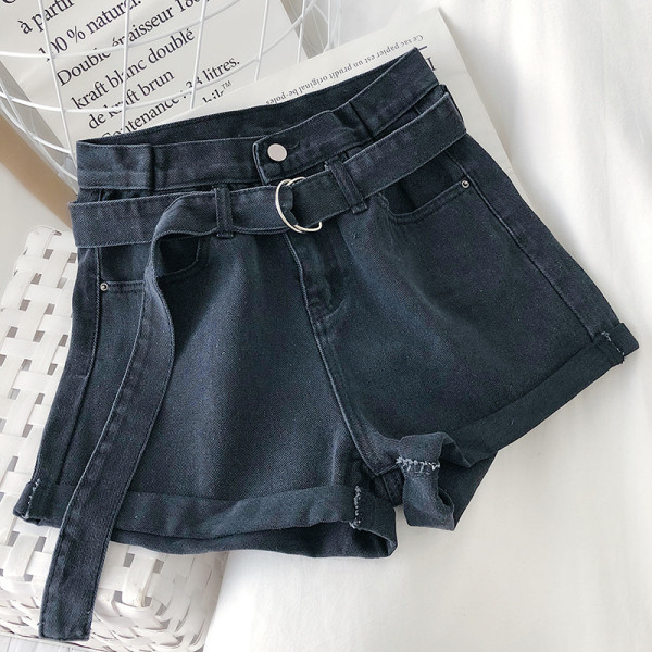 Női magas derekú farmernadrág és fém elemes öv