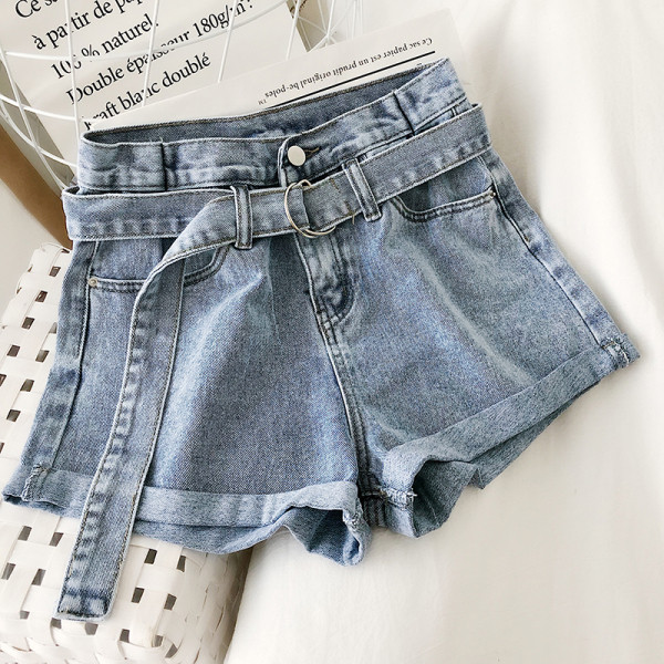 Női magas derekú farmernadrág és fém elemes öv