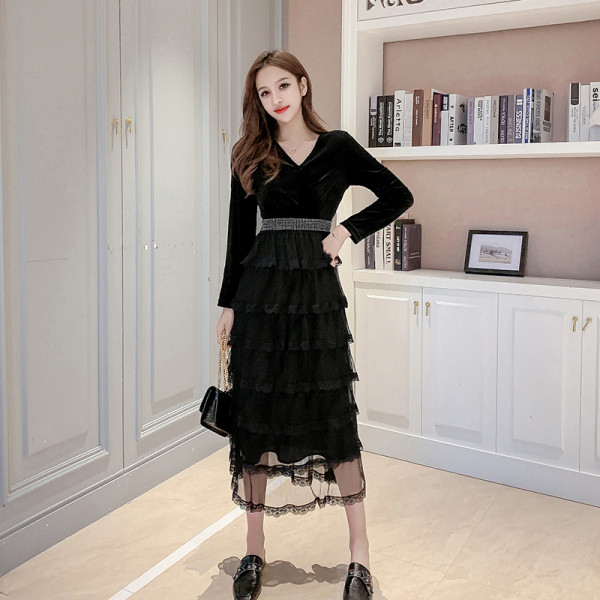 Naiste pikkade varrukate ja spitsikaelusega sametkleit