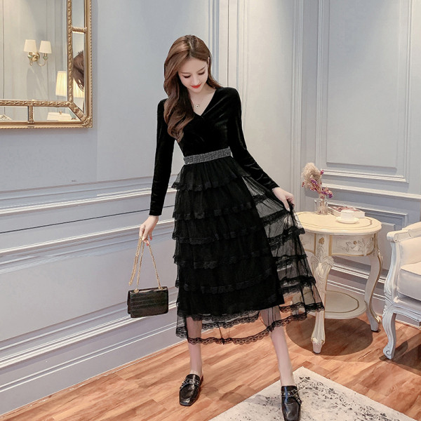 Naiste pikkade varrukate ja spitsikaelusega sametkleit