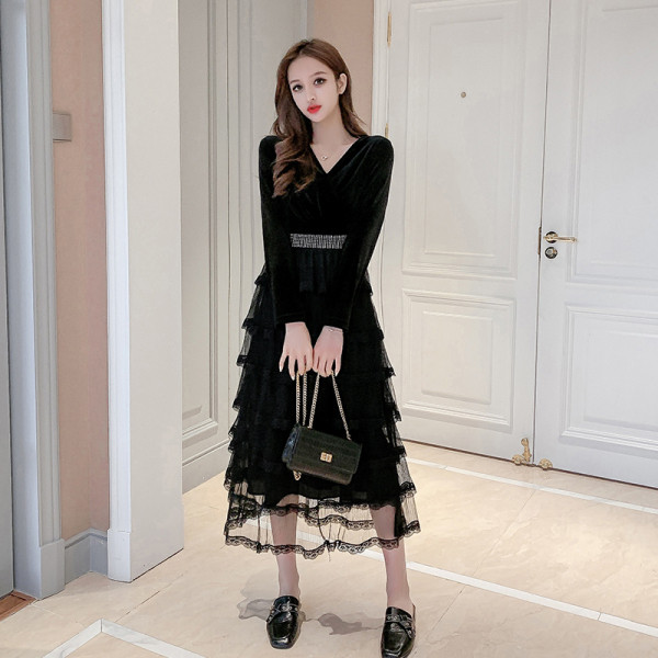 Naiste pikkade varrukate ja spitsikaelusega sametkleit