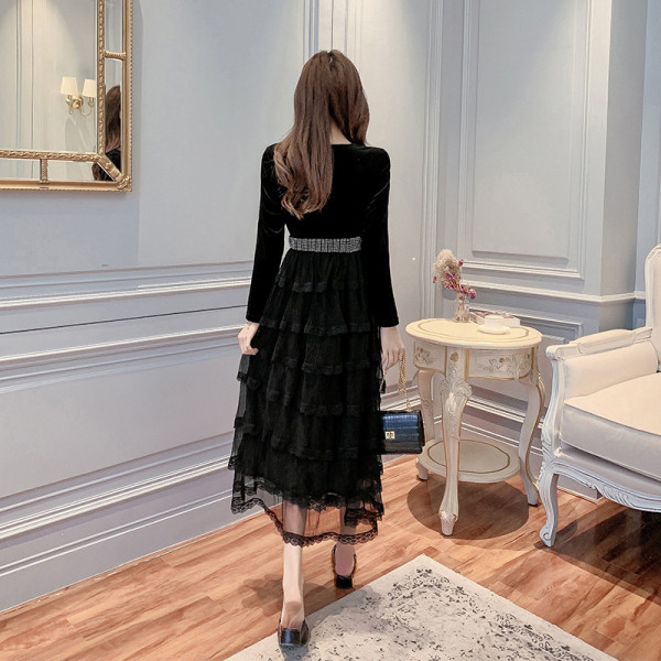 Naiste pikkade varrukate ja spitsikaelusega sametkleit