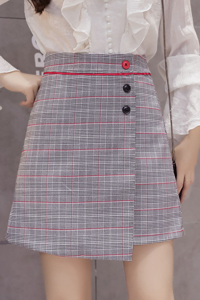 Aszimmetrikus női szoknya gombokkal és A-vonallal