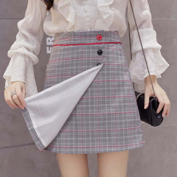 Aszimmetrikus női szoknya gombokkal és A-vonallal