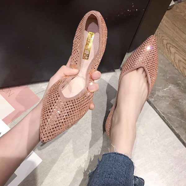 Csillogó hatású, lapos talpú hegyes mokaszinok új modellje