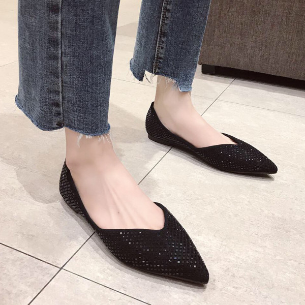 Csillogó hatású, lapos talpú hegyes mokaszinok új modellje