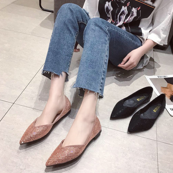 Csillogó hatású, lapos talpú hegyes mokaszinok új modellje