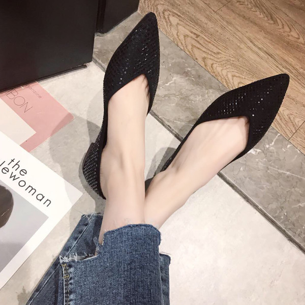 Csillogó hatású, lapos talpú hegyes mokaszinok új modellje