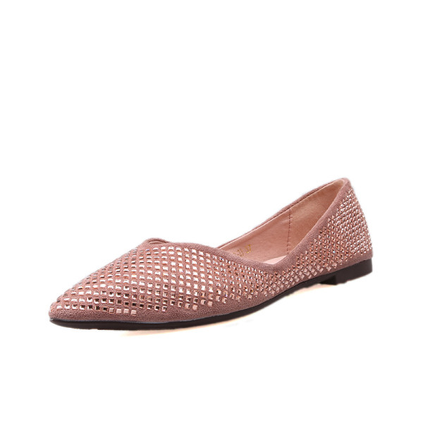 Csillogó hatású, lapos talpú hegyes mokaszinok új modellje