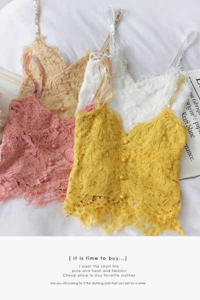 Stílusos rövid női felső csipkével és fényes pántokkal