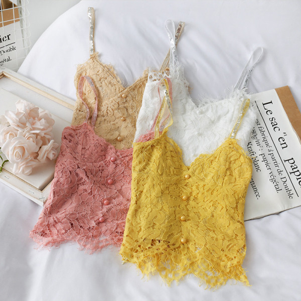 Stílusos rövid női felső csipkével és fényes pántokkal