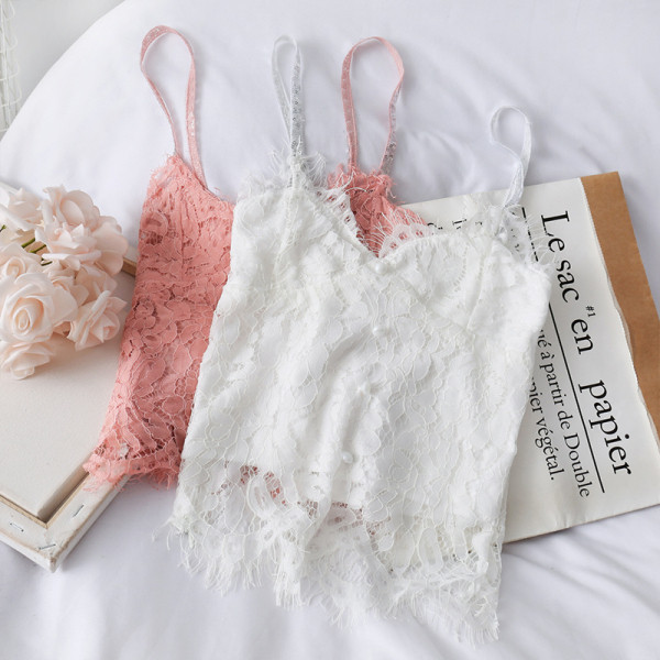 Stílusos rövid női felső csipkével és fényes pántokkal