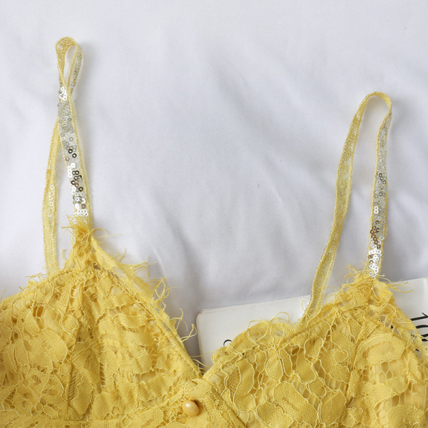 Stílusos rövid női felső csipkével és fényes pántokkal