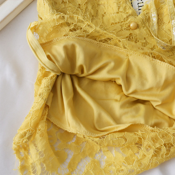 Stílusos rövid női felső csipkével és fényes pántokkal