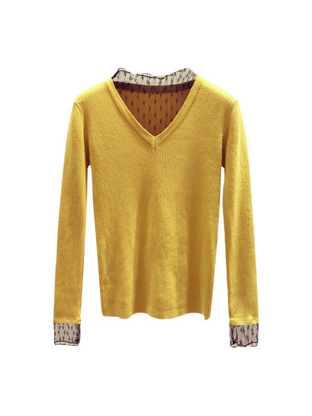 Őszi női blúz csipkével, spitz nyakkivágással