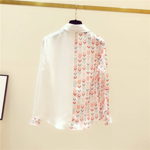 Női ing klasszikus gallérral és rátétes zsebbel