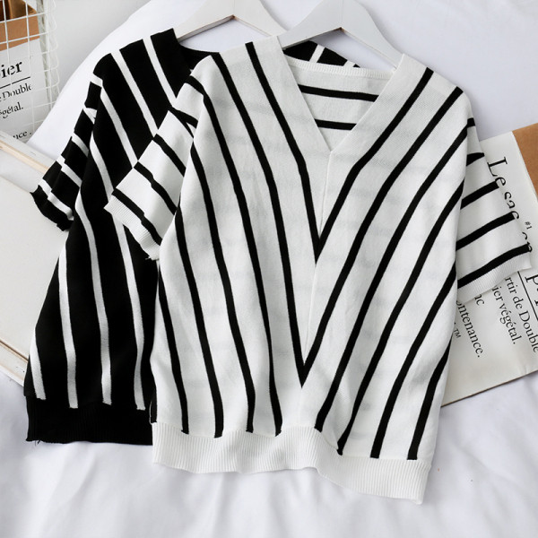 Csíkos női blúz vékony kötésből, V-nyakú és rövid ujjú