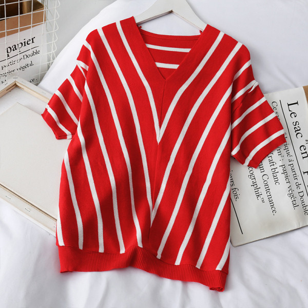 Csíkos női blúz vékony kötésből, V-nyakú és rövid ujjú