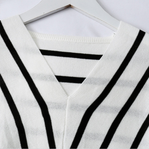 Csíkos női blúz vékony kötésből, V-nyakú és rövid ujjú