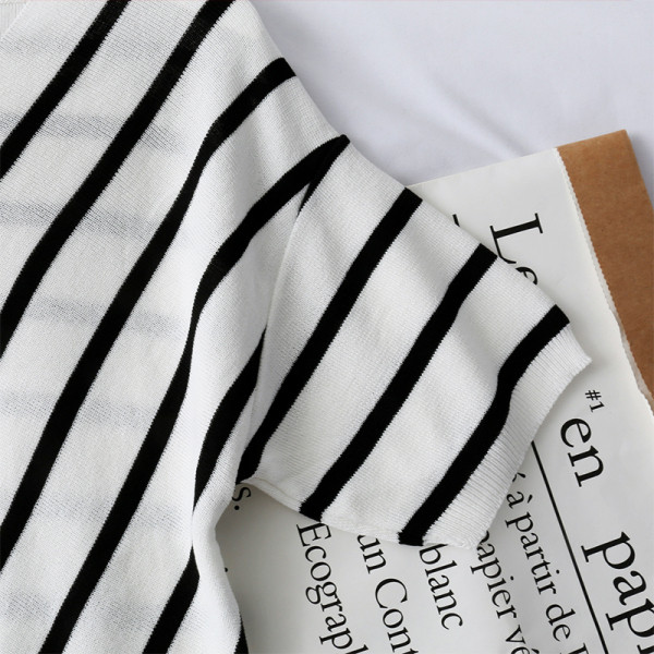 Csíkos női blúz vékony kötésből, V-nyakú és rövid ujjú