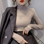 Laisva moteriška palaidinė aukšta apykakle ir blizgiu efektu