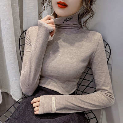 Laisva moteriška palaidinė aukšta apykakle ir blizgiu efektu