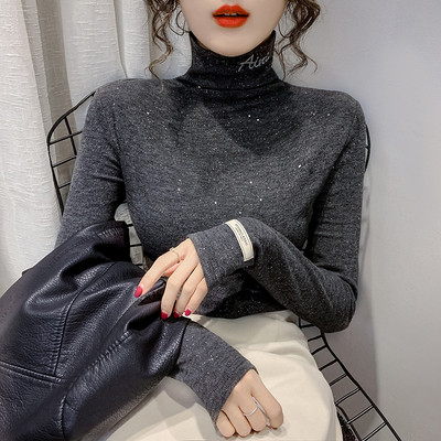 Laisva moteriška palaidinė aukšta apykakle ir blizgiu efektu