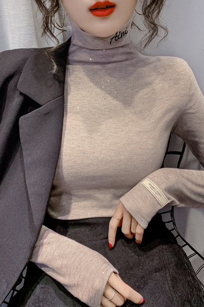 Laisva moteriška palaidinė aukšta apykakle ir blizgiu efektu