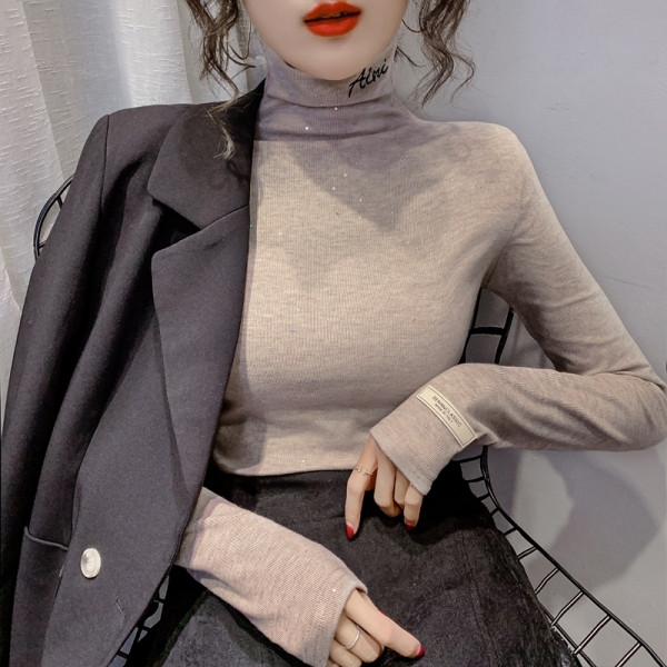 Laisva moteriška palaidinė aukšta apykakle ir blizgiu efektu