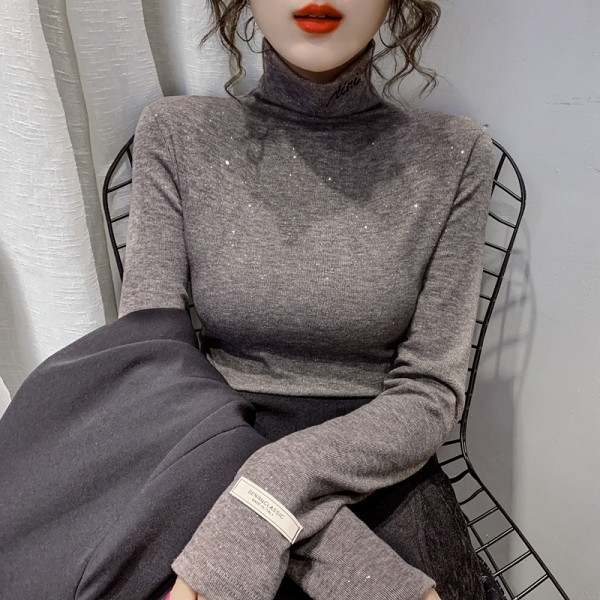 Laisva moteriška palaidinė aukšta apykakle ir blizgiu efektu