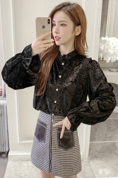 Įprasti moteriški aksominiai marškiniai su sagomis ir aukšta apykakle