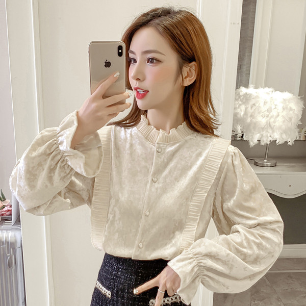 Įprasti moteriški aksominiai marškiniai su sagomis ir aukšta apykakle