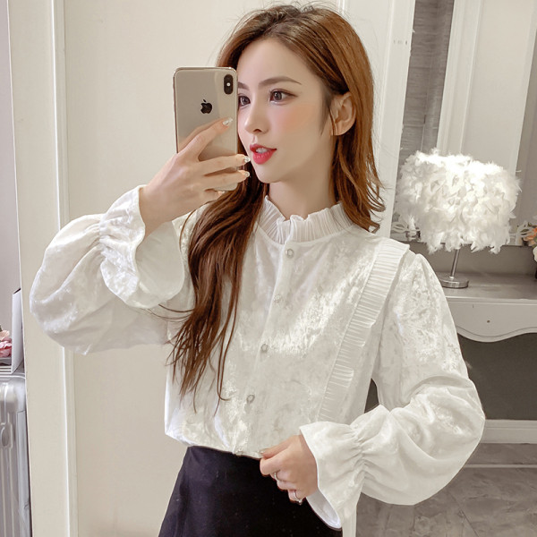 Įprasti moteriški aksominiai marškiniai su sagomis ir aukšta apykakle